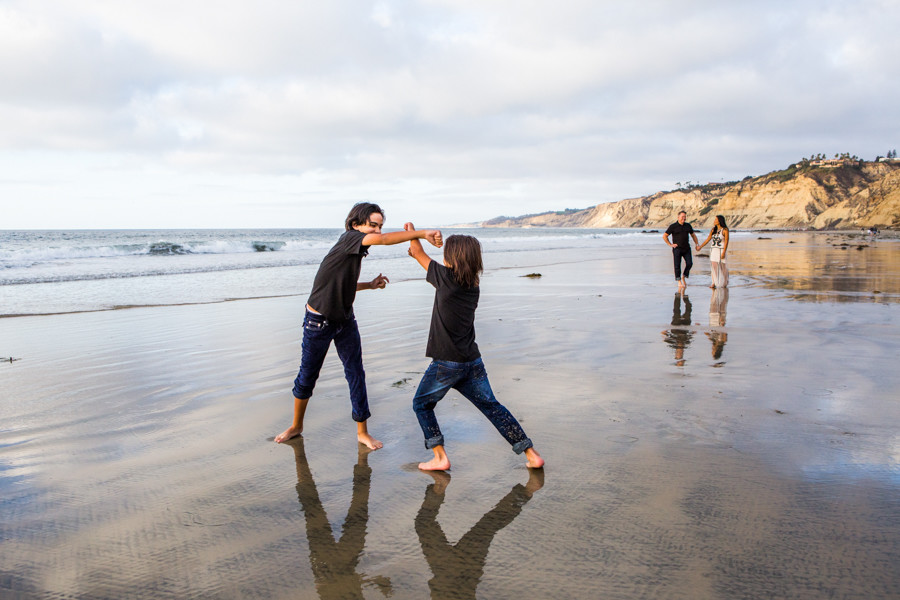 Candid beach lifestyle portraits | La Jolla Family photographers | Ibarolle Family candid beach family photographer | La Jolla photographers