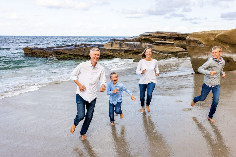 candid family beach photos 26