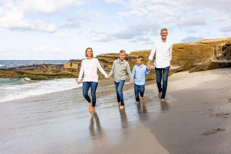 candid family beach photos 27