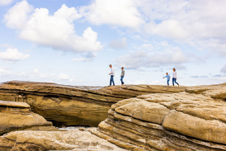 candid family beach photos 31